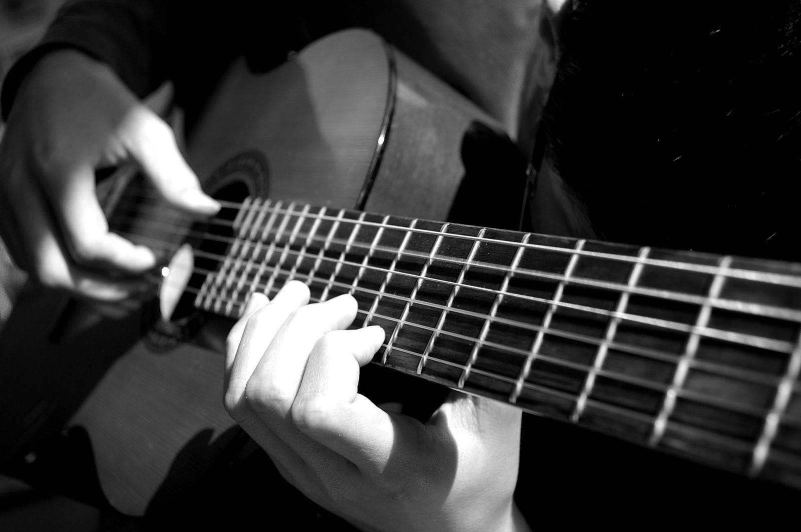 Tìm thầy giáo giỏi dạy guitar tại HN 